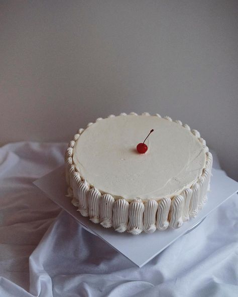 A new cake for a new year. Meringue details are going to be big this year. What do you think? Are you a yes or a no on this cake trend? | Instagram New Trend Cake Design, Yummy Things To Bake, Hunter Valley Wedding, Cherry Cake, Hunter Valley, Cake Trends, New Cake, Wedding Cake Inspiration, Valley Wedding