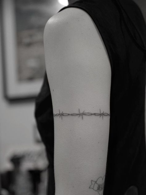 Bicep Line Tattoo, Bobwire Tattoos Around Arm, Thorn Wrap Tattoo, Minimalist Wrap Around Arm Tattoo, Around Bicep Tattoo, Bar Wire Tattoo, Bicep Wrap Tattoo Women, Live Wire Tattoo, Barbed Wire Ring Tattoo