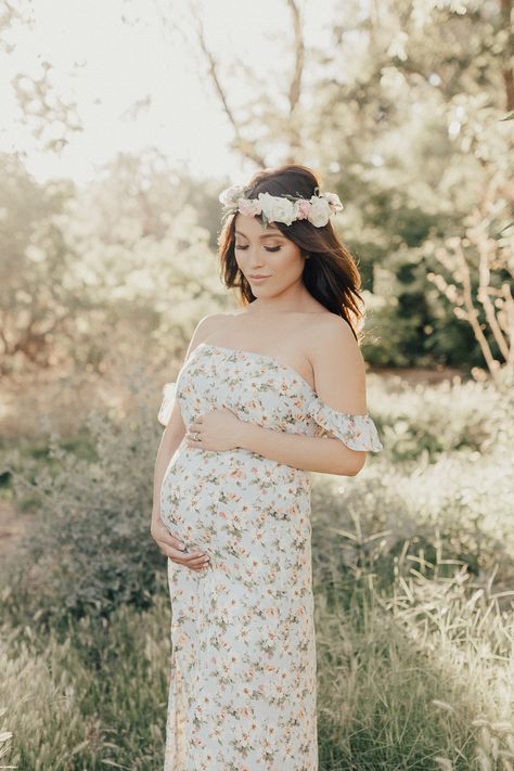 Maternity photo shoot with fresh flower crown. Photo by: Urban Whimsy Photography. Whimsy Photography, Fresh Flower Crown, Crown Photo, Maternity Picture, Rosie Posie, Maternity Photo Shoot, Outdoor Summer, Fresh Flower, Pregnancy Shoot