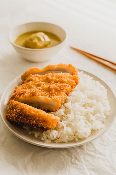 Hong Kong-style fried pork chop on a plate of rice with bowl of curry on the side. Deep Fried Pork Chops, Curry Pork Chops, Curry Pork, Malaysian Curry, Pork Chops And Rice, Macaroni Soup, Madras Curry, Fried Pork Chops, Japanese Curry