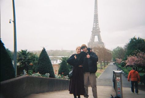 Film Camera Photos Travel, Disposable Camera Europe, Paris Film Photo, Travel Film Aesthetic, Film Pics Aesthetic, Paris Film Aesthetic, Travel On Film, Paris Digital Camera, Europe Film Photography