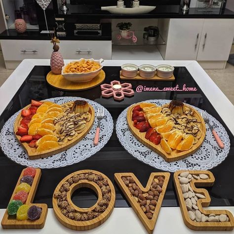 Romantic Dinner Decoration, Salad Recipes Healthy Easy, Party Food Dessert, Amazing Food Decoration, Catering Ideas Food, Party Food Platters, Delicacy Food, Food Displays, Food Drinks Dessert