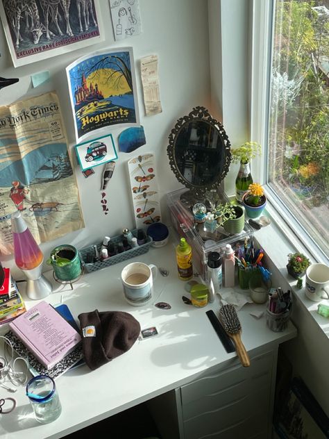 Desk Clutter Aesthetic, Hippie Desk, Clutter Core Aesthetic, Messy Makeup Desk Aesthetic, Messy Desk Aesthetic, Cute Messy Room Aesthetic, Cluttered Desk Drawing, Aesthetic Clutter, Desk Ideas Messy