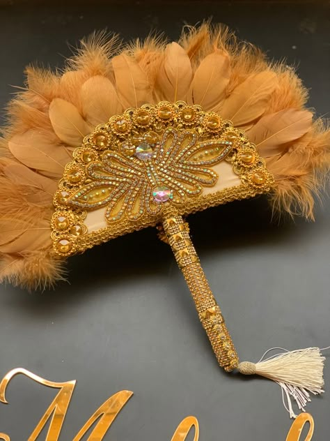 Handfan Ideas, Bride Fan, Bridal Fans, African Fan, Feather Hand Fan, Fans For Wedding, Fascinator Hats Outfit, 18th Century Jewelry, Bridal Fan