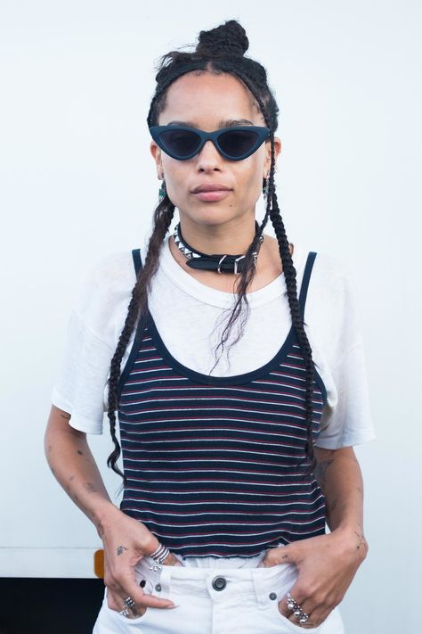 Shirt Under Tank Top Outfit, White Tee Shirt Outfit, Half Braids, Zoe Kravitz Style, Zoe Isabella Kravitz, Moon Music, Zoë Kravitz, Ultra Beauty, Celeb Fashion