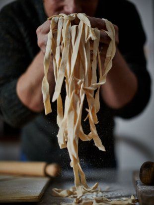 My easy homemade pasta recipe is great for emergencies. You don’t need a pasta machine, just a rolling pin. Jamie Oliver 5 Ingredients, 5 Ingredient Meals, Easy Homemade Pasta, Fresh Pasta Recipes, Homemade Pasta Recipe, Hen Party Ideas, Jamie Oliver Recipes, Pasta Machine, Pasta Dough