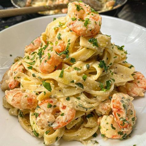 Pasta Alfredo Con Camarones, Creamy Garlic Prawn Pasta, Pasta Alfredo Receta, Garlic Prawn Pasta, Garlic Prawn, Prawn Pasta, Pasta Alfredo, Seafood Shrimp, Shrimp Recipes For Dinner