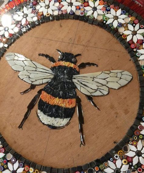 Bee Mosaic, Mosaic Butterflies, Mosaic Rocks, Mosaic Animals, Mosaic Garden Art, Mosaic Birds, Mosaic Art Projects, Mosaic Stained, Mosaic Tile Art