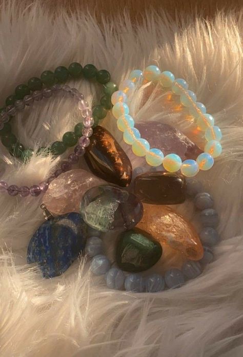 Bracelets With Crystals, Bracelets Aesthetic, Spiritual Bracelets, Crystal Vibes, Hippie Aesthetic, Crystal Aesthetic, Spiritual Crystals, Healing Crystal Jewelry, Crystal Beads Bracelet