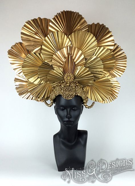 Gold Head Dress, Fan Headpiece, Headdress Ideas, Head Ornaments Fashion, Wearable Art Headpieces, Gold Headdress, Handmade Gold Costume Headpiece, Luxury Fantasy Costume Headpieces, Elaborate Headdress