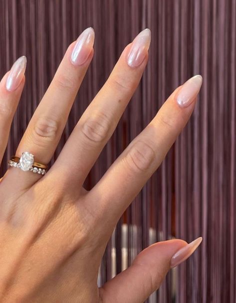 Pearl Almond Shaped Nails, Cleangirl Nails, Hailey Bieber Glazed Donut Nails, Stargirl Nails, Chrome Nails Summer, Nails Summer 2023, Trendy Nail Colors, Pearl Chrome Nail, Ombre Chrome