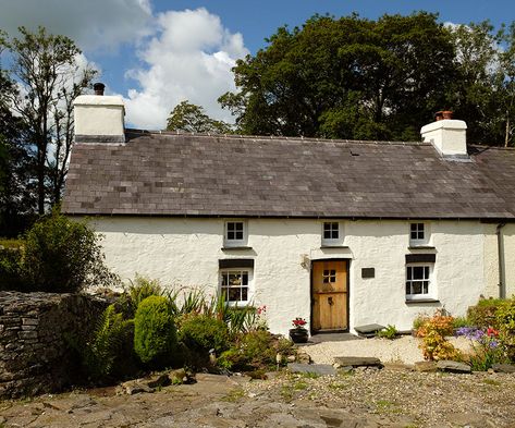 Cottage in the spring Cottage Style Bungalow, Welsh Cottage Exterior, English Cottage Architecture, Stone Cottage Homes, Farmhouse Outside, Sea Cottage, English Country House Style, Cottage Flooring, Welsh Cottage