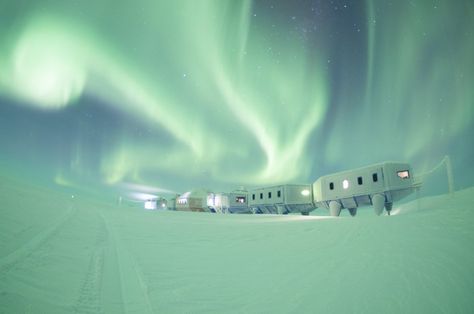 Halley VI Research Station in Antarctica. It can ski on hydraulic legs. Coldest Place On Earth, Research Station, Bg Design, New Architecture, British Council, Alien Worlds, End Of The World, Solar Energy, Iceland