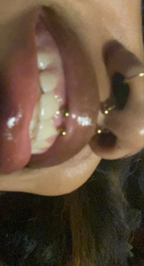 Smile And Septum Piercing, Nose Spectrum Piercing, Septum And Smiley Piercing, Triple Nose Piercing Different Sides, Spectrum Piercing, Smiley Piercing Jewelry, Smiley Piercing Aesthetic, Smiley Face Aesthetic, Septum And Nose Piercing Together