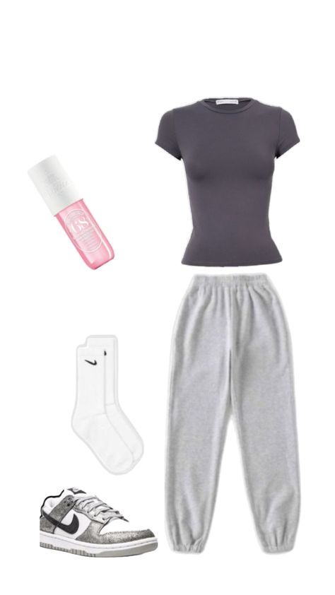 Outfits Black Nike Sweatpants Outfits Women, What To Wear With Nike Sweatpants, White Sweat Pants Outfits, Sweat Pants Outfit For School, T Shirt And Sweatpants Outfits, Things To Wear With Sweatpants, Nike Pants Outfit, What To Wear With Grey Sweatpants, Sweat Pants Outfit Baddie