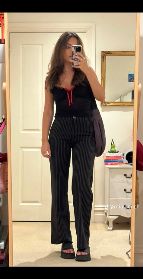 Black Striped Pants Outfit, Pin Stripe Pants Outfit, Hair Long Brunette, Material Growl, Pinstripe Trousers Outfit, Street Fashion Y2k, Pinstripe Pants Outfit, Amalie Star, Blow Out Hair