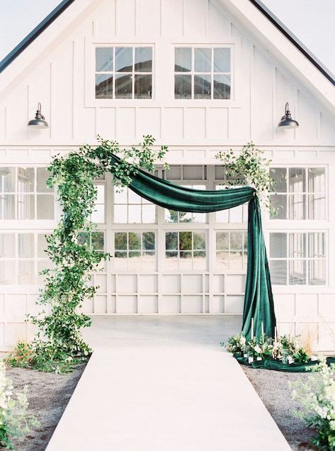 Emerald Green Wedding Centerpieces Diy, Emerald Wedding Colors, Emerald Green Wedding Theme, Hunter Green Wedding, Green Wedding Decorations, Forest Green Wedding, Emerald Green Bridesmaid Dresses, Dark Green Wedding, Green Weddings