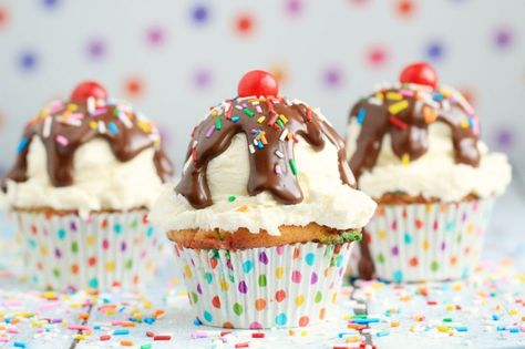 Celebrate a Special Birthday with Ice Cream Sundae Cupcakes - Pretty cupcakes featuring a dense funfetti cupcake and rich vanilla buttercream. Grill Cupcakes, Adorable Cupcakes, Frost Cupcakes, Sundae Cupcakes, Ice Cream Sunday, Cupcakes Easy, Funfetti Cupcakes, Simple Decorating, Fun Cupcake Recipes