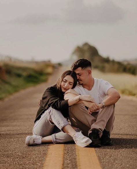 Road Prenup Shoot, Bench Couple Pictures, Road Pre Wedding Shoot, Couple Road Photoshoot, Couple Photoshoot On Road, Gravel Road Photoshoot, Road Couple Photoshoot, Road Photoshoot Ideas, Couple Sitting Poses