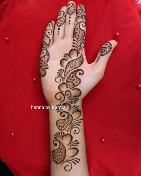 Child Mehndi Design, Mehndi Design For Kids, Beautiful Simple Mehndi Design, Arabic Designs, Mehandhi Designs, Whatsapp Background, Beginner Henna, Front Mehndi Design, Simple Arabic Mehndi Designs