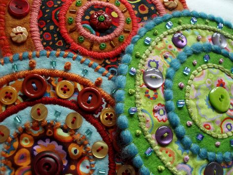 Art Fil, Wool Embroidery, Felt Embroidery, Wool Projects, Felt Brooch, Creation Couture, Wool Crafts, Felt Applique, Wool Applique