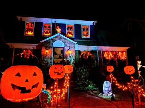 Halloween Exterior, Fall Nostalgia, Halloween Nostalgia, Haloween Decor, Nostalgic Halloween, Halloween Lawn Decorations, Halloween Usa, Halloween Lawn, Halloween Diy Outdoor