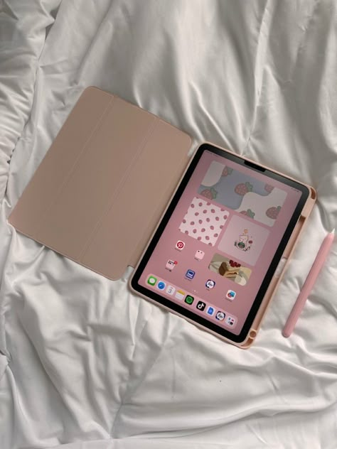 Ipad Mini Pink Aesthetic, Girly Ipad Aesthetic, Pink Apple Aesthetic, Ipad Apple Pencil Aesthetic, Ipad With Pencil Aesthetic, Pink Ipad With Pen, Pink Ipad Air Aesthetic, Ipad And Pencil Aesthetic, Ipad Air 5 Pink Aesthetic