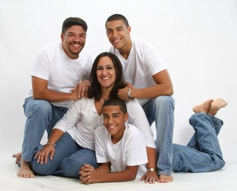 Family of 4 Adult Family Poses, Professional Poses, Adult Family Photos, Large Family Poses, Studio Family Portraits, Family Photo Studio, Composition Photo, Big Family Photos, Family Studio Photography