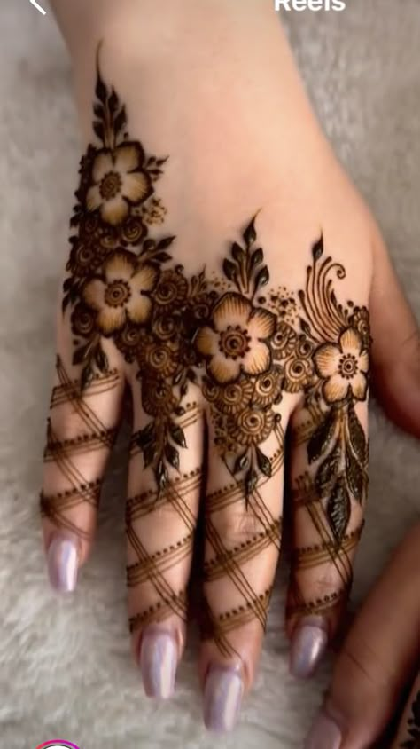 Finger Mehndi Designs Unique, Mehandi Designs Aesthetic, Finger Henna Design, Finger Mehndi Designs, Mehndi Designs For Eid, Finger Mehendi Designs, Front Mehndi Design, Henna Designs Wrist, Tato Henna