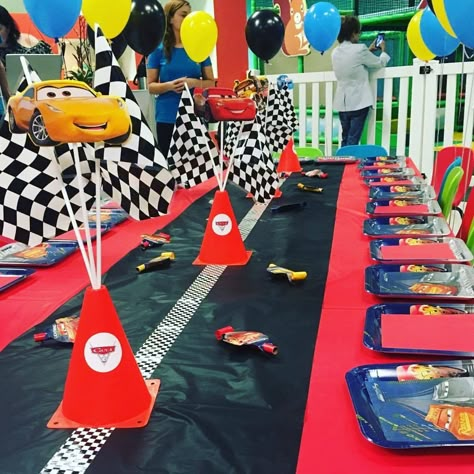 Disney Cars 1st Birthday Party Ideas, Diy Race Car Party Decorations, Lightning Mcqueen Party, Blaze Birthday Party, Mcqueen Party, Rodjendanske Torte, Blaze Birthday, Cars Birthday Party Decorations, Disney Cars Party