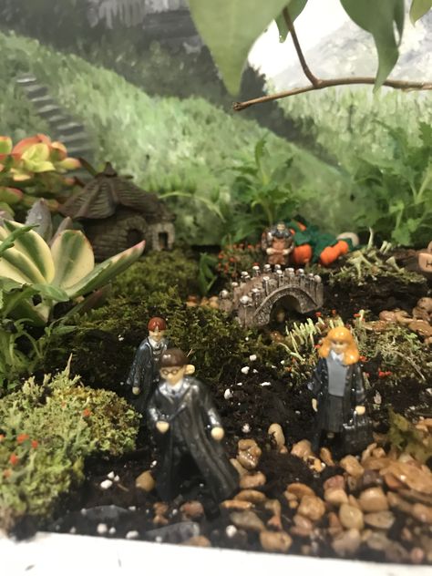 Harry Potter Fairy Garden, Harry Potter Garden, Harry Potter Fairy, School Courtyard, Upcycle Garden, Faeries Gardens, Harry Potter Room, Children's Garden, Small Figurines