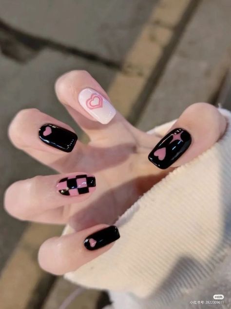 Nails With Words On Them, Blackpink Inspired Nails, Black And Pink Short Nails, Lilac Nails Design, Kutek Disney, Fake Nails Designs, Lilac Nails, Hello Nails, Pretty Gel Nails