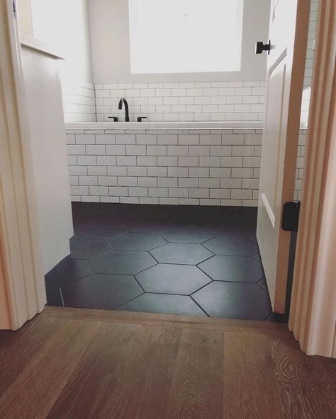 Dark / black floor (to hide hair) Makeover Kamar Mandi, Casa Hobbit, Diy Bathroom Makeover, Bad Inspiration, Decor Baie, Boys Bathroom, Basement Bathroom, Upstairs Bathrooms, Bathroom Floor Tiles