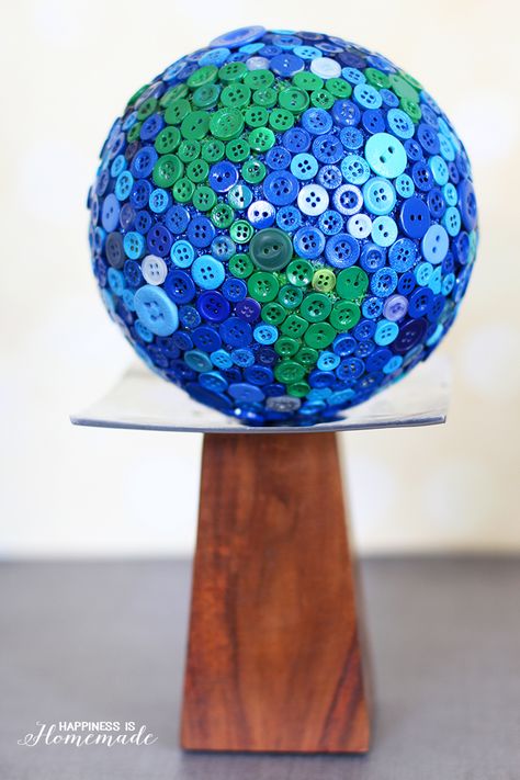 This button globe is really simple to create using only a few supplies. It's a bit time consuming to make, but the end results are totally worth it! Button Crafts For Kids, Diy Button Crafts, Diy Snowman Decorations, Diy Schneemann, Globe Crafts, Button Projects, Snowman Crafts Diy, Button Creations, Button Ornaments