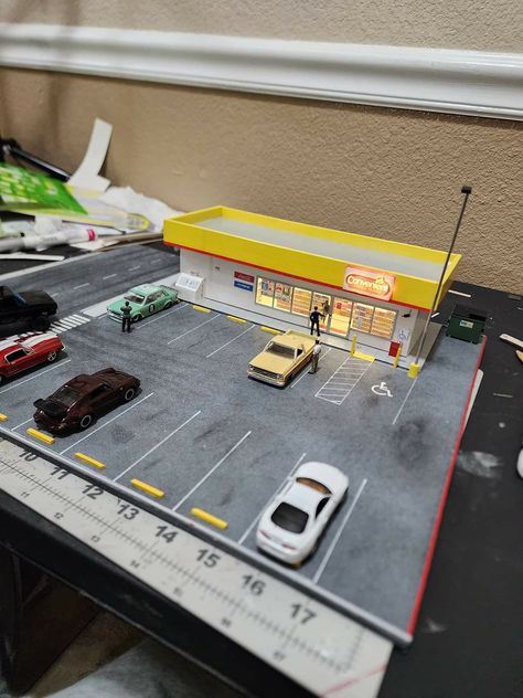 Hotwheels Garage Ideas, Car Diorama Ideas, Hotwheels Collections, Diorama Parking, Hot Wheels Diorama, Hot Wheels Bedroom, Hot Wheels Cars Display, Miniature Garage, Diecast Cars Display