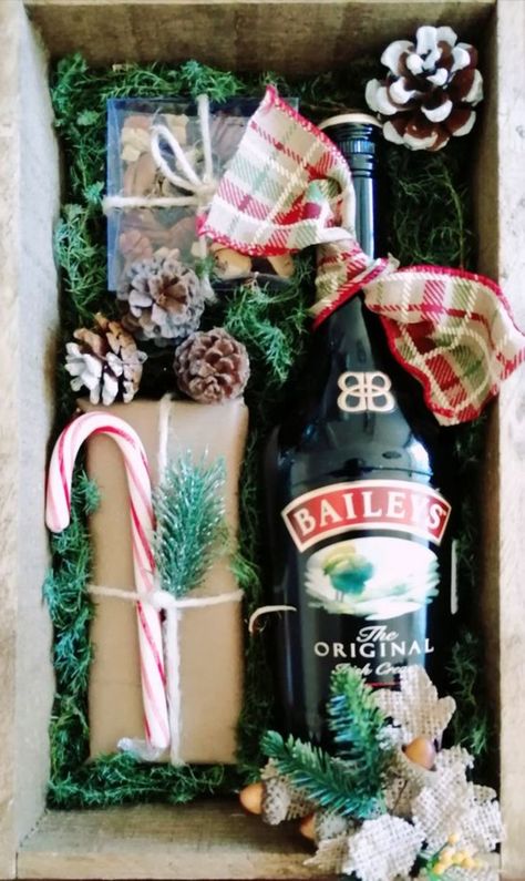 Baileys Gift Basket Ideas, Gift Basket Ideas For Friends, Basket Ideas For Friends, Cocktail Gift Basket, Diy Christmas Gift Baskets, Gourmet Box, Christmas Gift Baskets Diy, Gift Baskets For Him, Best Gift Baskets