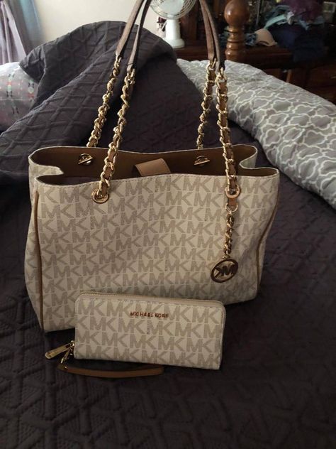 Michael Kors Bag Outfit, Mk Bags Michael Kors, Mk Handbags Michael Kors, Sac Michael Kors, Outfits Hot, Purse And Wallet Set, Cheap Michael Kors Bags, Luxury Bags Collection, Brand Handbags