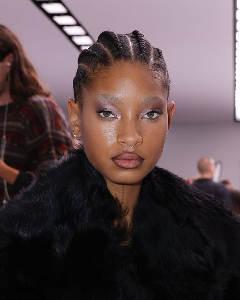 Simple Runway Makeup, Runway Makeup Looks, High Fashion Runway, High Fashion Makeup, Runway Makeup, Smoky Eyes, Cool Makeup Looks, Soft Makeup, Editorial Makeup