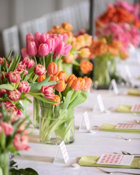 Tulips galore! Take a look at Megan’s beautiful and colorful bridal brunch on the blog now. Click the link in our stories to see more!… | Instagram Wedding Table Decorations Pink, Tulip Bridal Bouquet, Wedding Flowers Tulips, Holly Wedding, Tulip Decor, Tulips Arrangement, Tulip Wedding, Spring Brunch