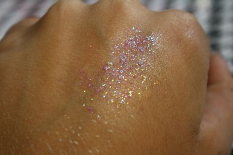 Diy Face And Body Glitter! Who doesn't love a little glitter? Homemade Pore Strips, Hair Dye Removal, Face Glitter, Pore Strips, Glitter Face, Glitter Wine, Skin Care Wrinkles, Glitter Top, Glitter Lips