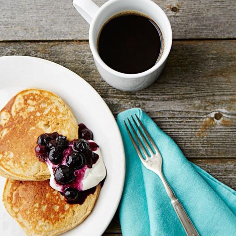 Oatmeal-Almond Protein Pancakes Oat Pancakes Recipe, Whey Protein Pancakes, Peach Mango Smoothie, Fresh Herb Recipes, Easy Hummus Recipe, Broccoli Soup Recipes, Oat Pancakes, High Protein Breakfast, Blueberry Recipes