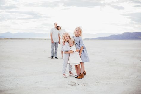 Senior Pictures Salt Flats, Salt Flats Family Pictures, Bonneville Salt Flats Photoshoot, Salt Flats Utah Photoshoot Family, Bonneville Salt Flats Family Photos, Bonneville Salt Flats Photography, Salt Flats Utah, Flat Photo, Photography Poses Family