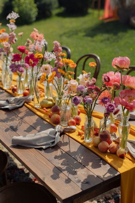 Élevez votre été avec des idées de garden-party enchanteresses ! Découvrez une délicieuse inspiration de décoration et créez des souvenirs impérissables avec des expériences de dîner entre filles inoubliables. Des charmantes compositions florales aux délicieuses friandises, trouvez tout ce dont vous avez besoin pour organiser un événement magique. Wedding Buffet Table Setting, Summer Floral Tablescapes, Bright Colored Centerpieces, Wildflower Centerpieces, Bridal Shower Inspo, Dinner Party Summer, 21 Diner, Garden Party Birthday, Dekor Diy