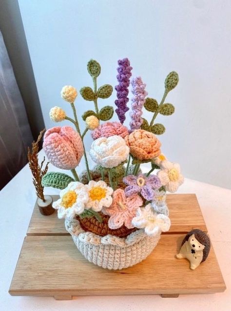 Crochet Flower Basket, Crochet Flowers Easy, Beginners Crochet, Crochet Bouquet, Easy Crochet Projects, Crochet Plant, Crochet Business, Crochet Stitches For Beginners, Crochet Flower Tutorial