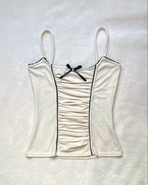 White camisole with black ribbon bow Vintage 2000s Outfits, Angelcore Fashion, Coquette Clothes, Dollette Coquette, 2000s Outfits, Fire Fits, Grunge Goth, Dream Clothes, Aesthetic Outfits