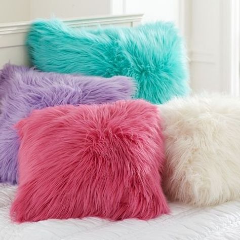 Awesome cute fluffy pillows for your bed Fuzzy Pillows, Living Room Decor Colors, Dekorasi Kamar Tidur, Faux Fur Pillow, Fur Pillow, Trendy Bedroom, Girl Beds, Cute Pillows