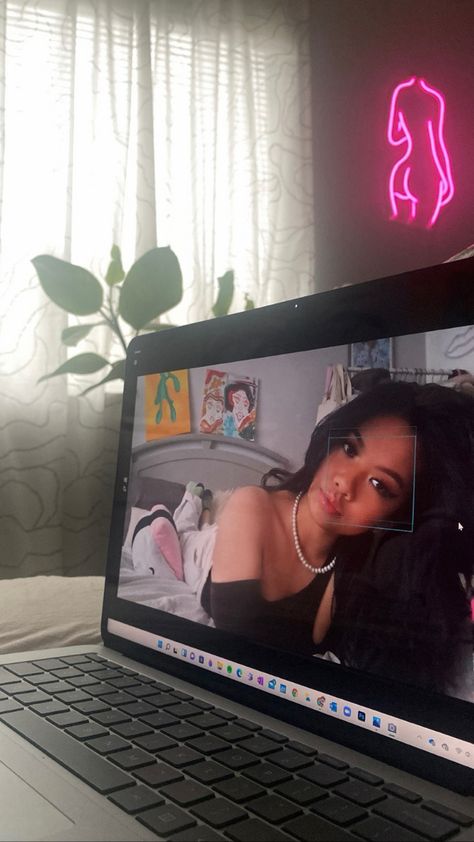 Cute Room Selfies, Laptop Poses Photography, Picture Poses In Room, Selfie Ideas In Room, Room Poses Ideas, Laptop Photography Instagram, Laptop Selfie Ideas, Macbook Camera Selfie Aesthetic, Bedroom Selfie Ideas