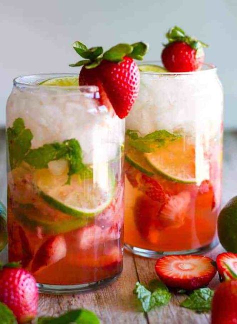 Resep Mojito, Bebida Gin, Strawberries And Sugar, Summertime Cocktail, Strawberry Mojito, Sweet Mint, Mojito Recipe, Light Rum, Boozy Drinks