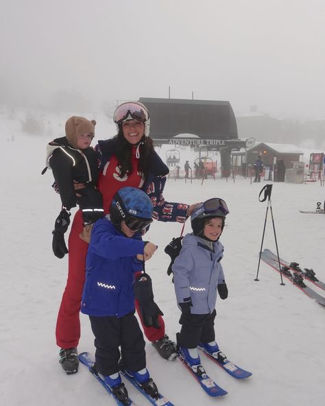 Apres-ski these days ♥️ Family Ski Aesthetic, Snowboard Family, Skiing Family, Kids Skiing, Family Skiing, Skiing Aesthetic, Ski Aesthetic, Family Ski, Ski Instructor