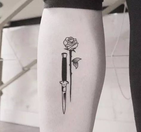 Juliet Tattoo, Tatuagem Masculina Pequena, Knife Tattoo, Small Rose Tattoo, Arrow Tattoos, Face Tattoos, Hip Tattoo, Trendy Tattoos, Forearm Tattoos